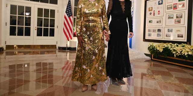 La presidenta de los Estados Unidos Nancy Pelosi y su hija Alexandra Pelosi llegan a la Casa Blanca para asistir a una cena de estado en honor al presidente francés Emmanuel Macron el 1 de diciembre de 2022 en Washington, DC.