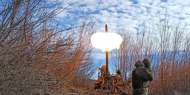2022년 12월 1일 우크라이나 도네츠크의 바흐무트 국경 전선에서 도네츠크 인민 공화국(DPR)의 무장한 구성원들이 곡사포 포탄을 발사합니다. 
