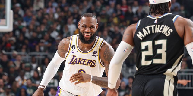 LeBron James #6 van de Los Angeles Lakers lacht tijdens de wedstrijd tegen de Milwaukee Bucks in Fiserve Forum Center op 2 december 2022 in Milwaukee, Wisconsin. 