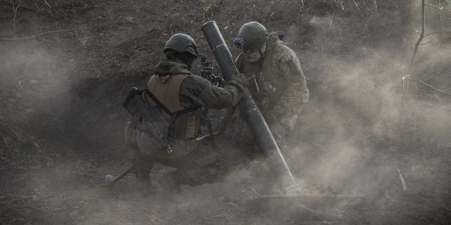 Украинские солдаты наблюдают за минометным обстрелом на линии фронта Торицк в Донбассе, Украина, 2 декабря 2022 года. 