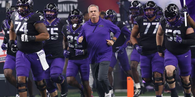 Umqeqeshi oyinhloko we-TCU uSonny Dykes uhola iqembu lakhe enkundleni yomdlalo we-Big 12 Championship phakathi kwe-TCU Horned Frogs ne-Kansas State Wildcats ngoDisemba 03, 2022, e-AT&T Stadium e-Arlington, eTexas.