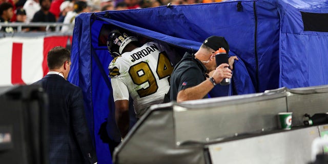 Cameron Jordan (94), de los New Orleans Saints, ingresa a la carpa lesionada al margen durante el último cuarto de un partido contra los Tampa Bay Buccaneers en el Estadio Raymond James el 5 de diciembre de 2022 en Tampa, Florida. 