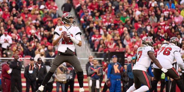 Tom Brady (12) de los Tampa Bay Buccaneers vuelve a pasar contra los San Francisco 49ers durante la primera mitad en el Levi's Stadium el 11 de diciembre de 2022 en Santa Clara, California. 