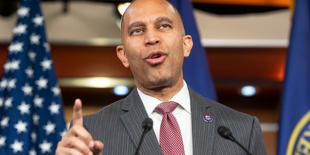 O novo líder democrata, o deputado Hakeem Jeffries, fala durante uma coletiva de imprensa no Capitólio dos EUA em 13 de dezembro de 2022.