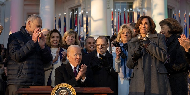  Presiden AS Joe Biden bertepuk tangan setelah menandatangani Undang-Undang Penghormatan terhadap Perkawinan di Halaman Selatan Gedung Putih pada 13 Desember 2022 di Washington, DC. 