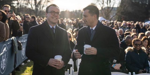 WASHINGTON, DC - 13 DESEMBER: (kiri) Chasten Buttigieg dan Menteri Transportasi AS Pete Buttigieg menghadiri upacara penandatanganan undang-undang untuk Undang-Undang Penghormatan terhadap Perkawinan di Halaman Selatan Gedung Putih 13 Desember 2022, di Washington, DC. Undang-Undang Penghormatan terhadap Perkawinan akan mengkodifikasi pernikahan sesama jenis dan antar ras.