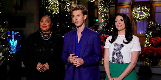 (l-r) Musical guest Lizzo, host Austin Butler, and Cecily Strong in Studio 8H during SNL promos on Friday, December 16, 2022.