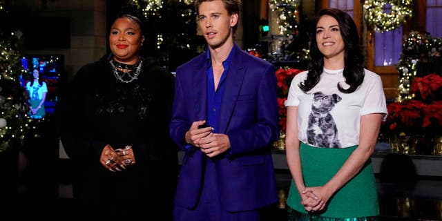 (l-r) Musical guest Lizzo, host Austin Butler, and Cecily Strong in Studio 8H during SNL promos on Friday, December 16, 2022.