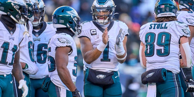 El mariscal de campo de los Philadelphia Eagles, Jalen Hurts (1), lidera un grupo en acción durante un juego entre los Philadelphia Eagles y los Chicago Bears el 18 de diciembre de 2022 en el Soldier Field de Chicago, IL. 