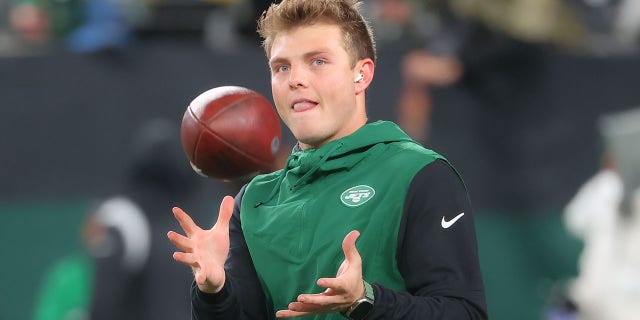 El mariscal de campo de los New York Jets, Zach Wilson, antes de un partido contra los Jacksonville Jaguars el 22 de diciembre de 2022 en el MetLife Stadium en East Rutherford, NJ. 