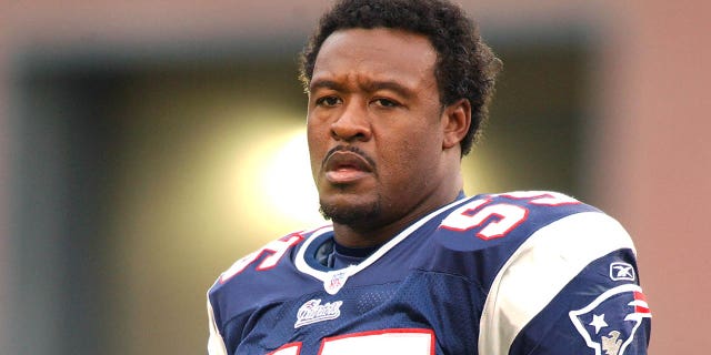 Willie McGinest #55 de los New England Patriots mira antes de un partido de fútbol americano de la NFL contra los Miami Dolphins el 10 de octubre de 2004 en el Gillette Stadium en Foxborough, Massachusetts.  