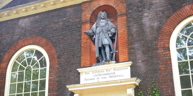 Estatua de Sir Robert Geoffrey, Sr., herrero y fundador de Almshouse, ahora la Casa Museo.