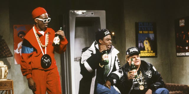 Em 1991, Tim Meadows Chris Rock e Chris Farley estrelaram o "Eu estou relaxando'" esboço para "SNL."
