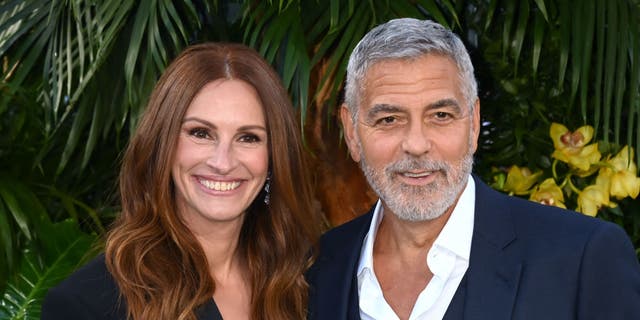 Julia Roberts' love for her close friend and frequent co-star George Clooney was on full display at the Kennedy Center Honors gala earlier this month. 