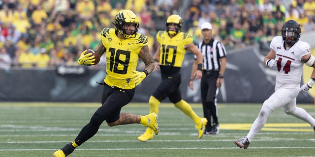 Cam McCormick #18 of the Oregon Ducks catches pass against the Eastern Washington Eagles at Autzen Stadium on September 10, 2022, in Eugene, Oregon. 