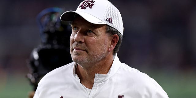 El entrenador en jefe Jimbo Fisher de Texas A and M Aggies abandona el campo después de enfrentarse a los Arkansas Razorbacks en la primera mitad del Southwest Classic 2022 el 24 de septiembre de 2022 en Arlington, Texas. 