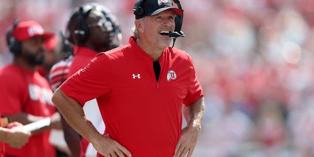Kyle Whittingham, Cheftrainer von Utah, sieht in der zweiten Halbzeit gegen die UCLA im Rose Bowl am 8. Oktober 2022 in Pasadena, Kalifornien, zu.