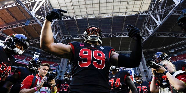 JJ Watt de los Arizona Cardinals lidera el grupo antes de un partido contra los New Orleans Saints en el State Farm Stadium el 20 de octubre de 2022 en Glendale, Arizona.