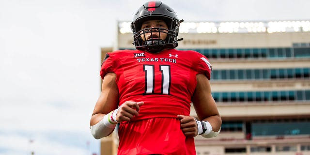 El apoyador de los Texas Tech Red Raiders, Dimitri Moore, #11, se calienta antes del partido contra los West Virginia Mountaineers en el Jones AT&T Stadium el 22 de octubre de 2022 en Lubbock, Texas.