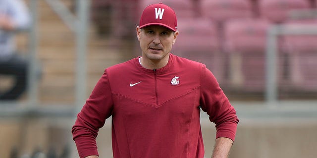 Hoofdcoach Jake Dickert van de Washington State Cougars voorafgaand aan de Stanford Cardinal-wedstrijd op 5 november 2022 in Stanford, Californië.