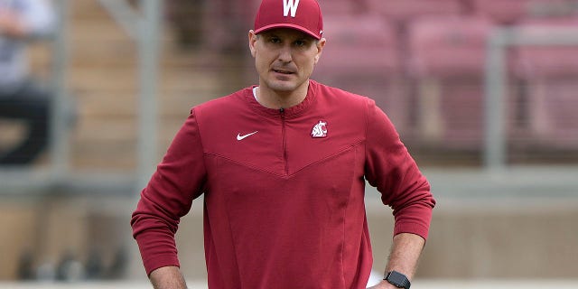 El entrenador en jefe de los Washington State Cougars, Jake Dickert, antes del juego Stanford Cardinal el 5 de noviembre de 2022 en Stanford, California.