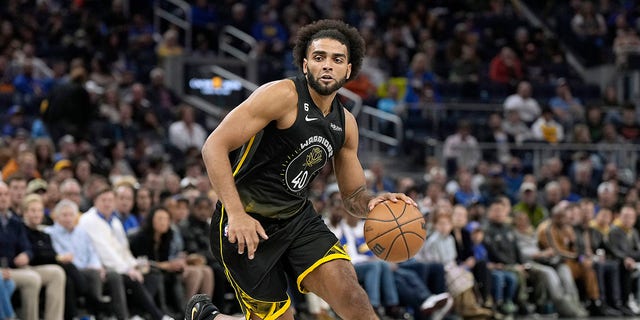 Anthony Lamb, #40 of the Golden State Warriors, drives towards the basket against the Cleveland Cavaliers during the third quarter of an NBA basketball game at Chase Center on Nov. 11, 2022 in San Francisco.