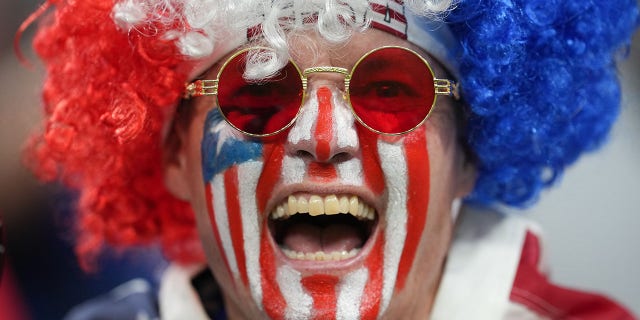 Een voetbalfan voor de FIFA World Cup Qatar 2022 Groep B-wedstrijd tussen Iran en USMNT in het Al Thumama Stadium op 29 november 2022 in Doha, Qatar. 