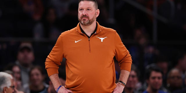 Główny trener Texas Longhorns, Chris Beard, podczas drugiej połowy meczu Illinois przeciwko Fighting Illini w Madison Square Garden, 6 grudnia 2022 r., Nowy Jork. 