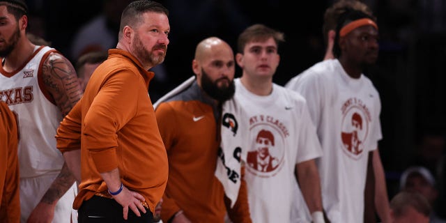 El entrenador en jefe de los Texas Longhorns, Chris Beard, durante la segunda mitad de un partido contra Illinois Fighting Illini en el Madison Square Garden el 6 de diciembre de 2022 en la ciudad de Nueva York. 