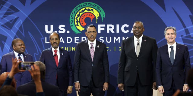 (LR) モザンビークの Filipe Nyusi 大統領、ソマリアの Hassan Sheikh Mohamud 大統領、ニジェールの Mohamed Bazoum 大統領、ロイド オースティン米国国防長官、Antony Blinken 米国国務長官が、米国アフリカ首脳会議の平和、安全、ガバナンス フォーラムに到着サミット 2022 年 12 月 13 日、ワシントン DC 