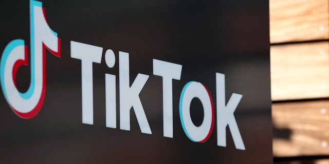 Libs of TikTok a été attaqué par les médias grand public pour avoir fait la promotion "terrorisme stochastique."