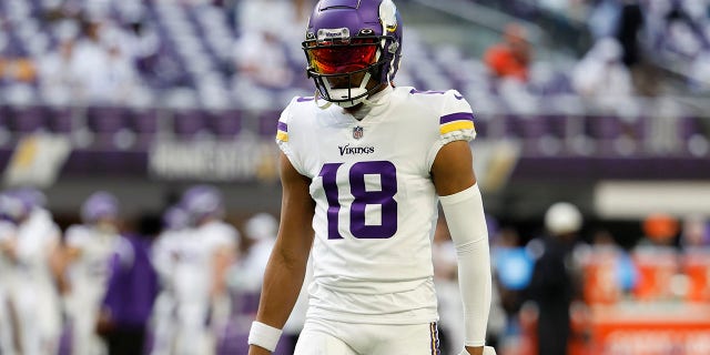 Justin Jefferson de los Minnesota Vikings mira durante los calentamientos previos al juego antes de enfrentarse a los New York Giants en el US Bank Stadium en Minneapolis, Minnesota el sábado.