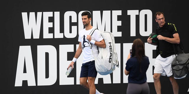 Novak Djokovic llega a la cancha central durante una oportunidad para los medios antes del Adelaide International 2023 en Memorial Drive el 28 de diciembre de 2022 en Adelaide, Australia. 