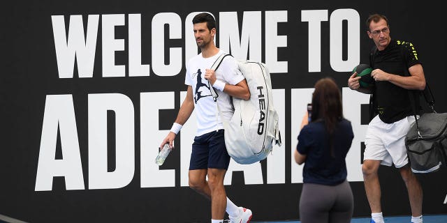 Novak Djokovic llega a la cancha central durante una oportunidad para los medios antes del Adelaide International 2023 en Memorial Drive el 28 de diciembre de 2022 en Adelaide, Australia. 