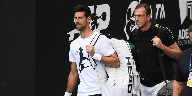 Novak Djokovic llega a la cancha central durante una oportunidad para los medios antes del Adelaide International 2023 en Memorial Drive el 28 de diciembre de 2022 en Adelaide, Australia. 