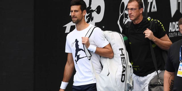 Novak Djokovic llega a la cancha central durante una oportunidad para los medios antes del Adelaide International 2023 en Memorial Drive el 28 de diciembre de 2022 en Adelaide, Australia. 