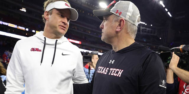 El entrenador en jefe de los Texas Tech Red Raiders, Joey McGuire, y el entrenador en jefe de los Mississippi Rebels, Lane Kiffin, se dan la mano en el NRG Stadium el 28 de diciembre de 2022 en Houston.