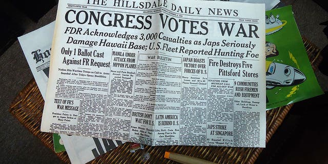 Um jornal de Michigan datado de 8 de dezembro de 1941 é exibido no Havaí na quinta-feira, 20 de dezembro de 2012. O título do jornal é o ataque japonês a Pearl Harbor. 