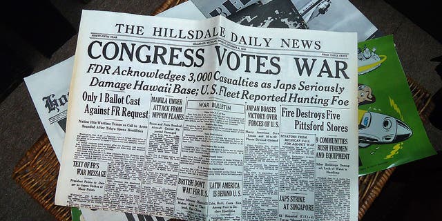 Um jornal de Michigan datado de 8 de dezembro de 1941 é exibido no Havaí na quinta-feira, 20 de dezembro de 2012. O título do jornal é o ataque japonês a Pearl Harbor. 