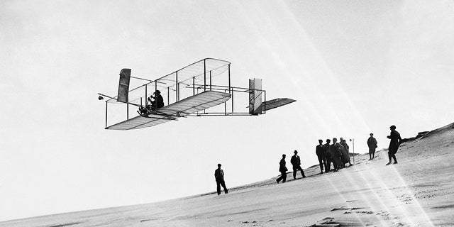 ऑरविल राइट ने किल डेविल हिल्स पर एक ग्लाइडर उड़ाया।