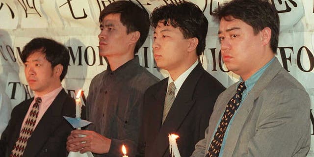Los líderes estudiantiles chinos realizan una vigilia con velas frente a la Embajada de China en Washington el 3 de junio para conmemorar el séptimo aniversario de la Masacre de Tiananmen.  Los estudiantes que lideraron las protestas de Tiananmen luego escaparon de China, en la foto de izquierda a derecha: Liu Gang, Zhou Fengsuo, Chen Tong y Wuer Kaixi. 