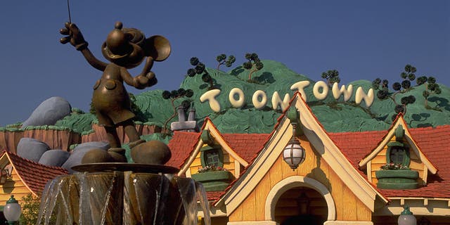 Una fuente de agua de bronce de Mickey Mouse se encuentra dentro de la sección Toontown de Disneyland en California.