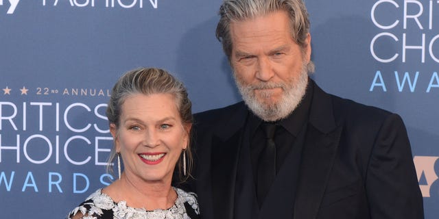 Jeff Bridges and his wife, Susan, attend the 22nd annual Critics' Choice Awards in 2016.