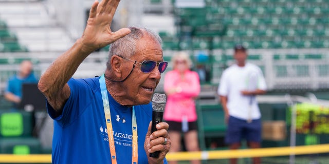 L'entraîneur Nick Bollettieri aide à inspirer les enfants lors de la Journée des enfants à l'Open de Miami 2017 le 21 mars 2017, au Tennis Center de Crandon Park à Key Biscayne, en Floride.