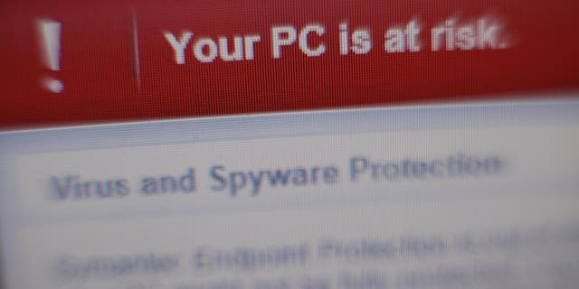 Un message d'avertissement de virus et de logiciels espions sur un écran d'ordinateur portable dans une maison à Londres, à la suite d'une cyberattaque majeure sur les systèmes informatiques du NHS.