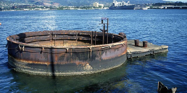 O USS Arizona Memorial por volta de 1987 em Honolulu, Havaí. 