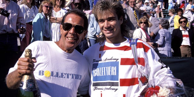 Tournoi des Champions, gros plan d'André Agassi (R) et Nick Bollettieri (L) victorieux avec champagne après match, New York, NY 1/1/1988--12/31/1988.