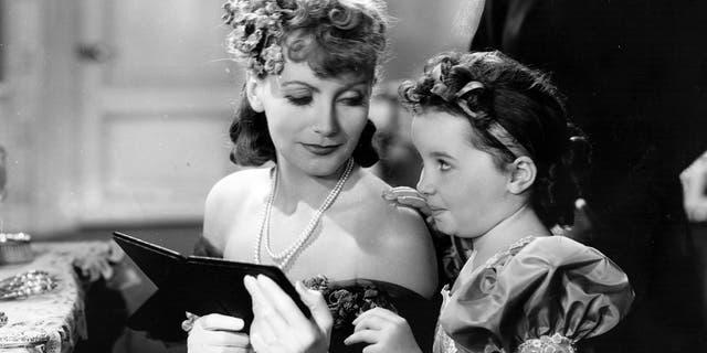 Cora Sue Collins membintangi bersama Greta Garbo pada tahun 1935-an "Anna Karenina."