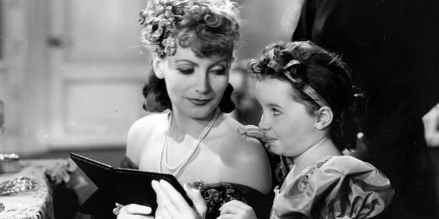 Cora Sue Collins membintangi bersama Greta Garbo pada tahun 1935-an "Anna Karenina."