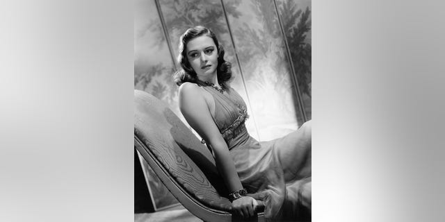 Donna Reed posa para su primer retrato después de firmar un contrato a largo plazo con MGM. Protagonizó muchas películas y programas de televisión desde los años 40 hasta los 80.